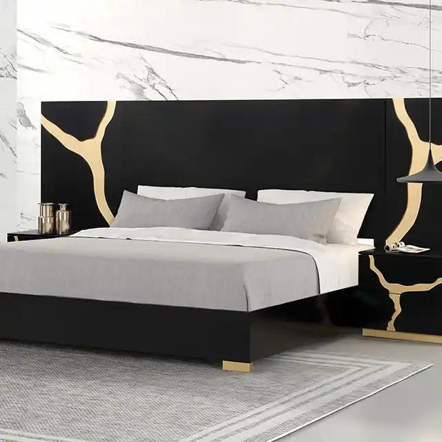 Goldsberg Queen Bed w/ Wall Panels - FOA East